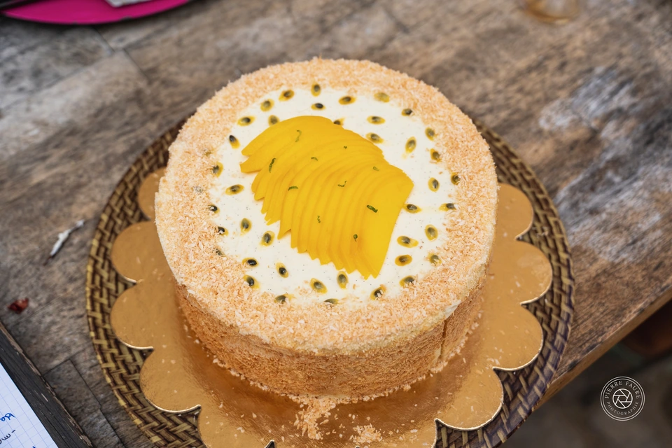 Gâteau décoré de mangue, de fruits de la passion et de noix de coco