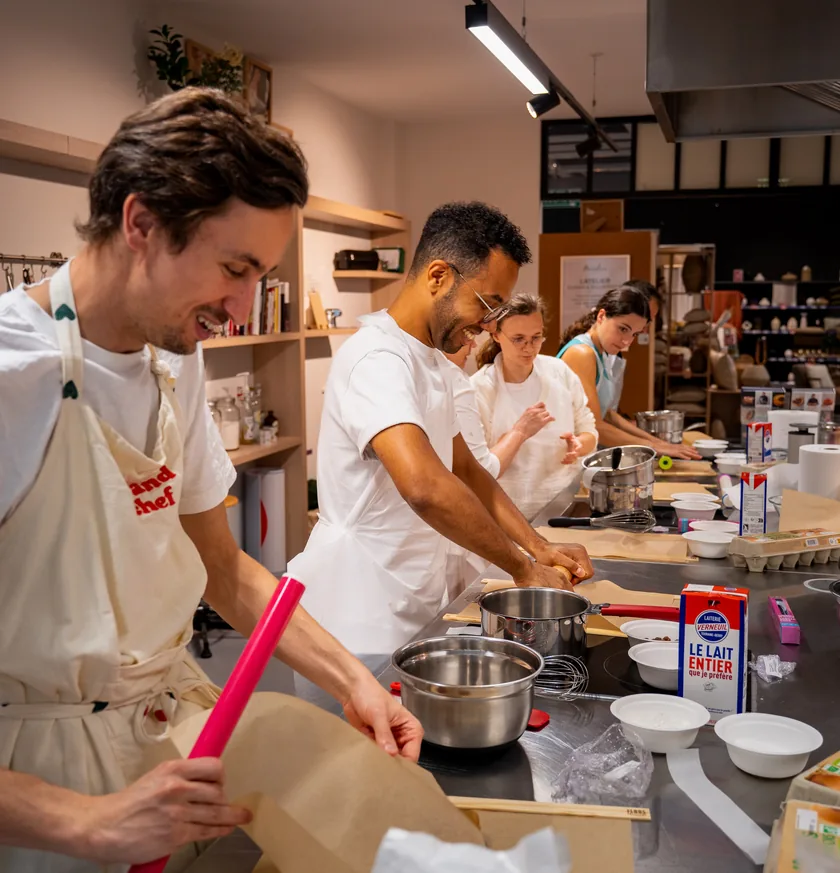 Des participants préparent ensemble une pâtisserie dans un atelier